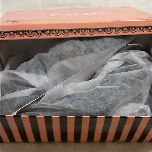 Shoes - Picture 7 of 8